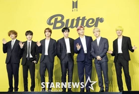 방탄소년단(BTS, 뷔 슈가 진 정국 RM 지민 제이홉)이 21일 오후 서울 송파구 방이동 올림픽홀에서 진행된 새 싱글앨범 'Butter' 발매 기념 쇼케이스에서 포즈를 취하고 있다.  'Butter'에는 버터처럼 부드럽게 녹아들어 너를 사로잡겠다는 방탄소년단의 귀여운 고백이 담겨있다.  방탄소년단은 'Butter'를 사실상의 선 공개 싱글로 스타트를 끊고 6월 중 'Butter'가 포함된 새 앨범을 발매할 계획이다. 2021.05.21 /사진=김창현 기자 chmt@