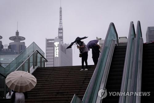 태풍 속 우산 쓴 상하이 시민들 [로이터=연합뉴스]