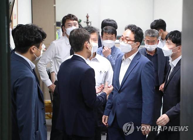 압수수색 마친 공수처 관계자 국민의힘 김웅 의원(왼쪽)이 9월 13일 국회 의원회관 내 사무실에서 압수수색을 마친 뒤 대화하는 고위공직자범죄수사처(공수처) 예상균 검사와 수사관 등을 지켜보고 있다. [국회사진기자단] jeong@yna.co.kr