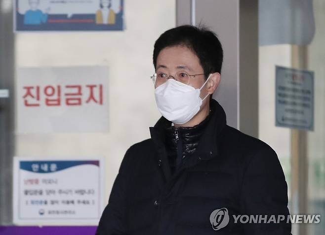 법무부 나서는 손준성 대검 수사정보담당관 (과천=연합뉴스) 김도훈 기자 = 윤석열 검찰총장에 대한 검사 징계위원회 2차 심의가 열린 지난해 12월 15일 손준성 대검 수사정보담당관이 정부과천청사 법무부 건물을 나서고 있다. [연합뉴스 자료사진]