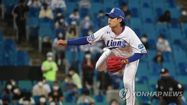 역투하는 삼성 원태인 (대구=연합뉴스) 김현태 기자 = 14일 오후 대구 삼성라이온즈파크에서 열린 프로야구 '2021 프로야구 신한은행 SOL KBO리그' LG 트윈스와 삼성 라이온즈의 경기. 1회 초 삼성 선발투수 원태인이 역투하고 있다. mtkht@yna.co.kr