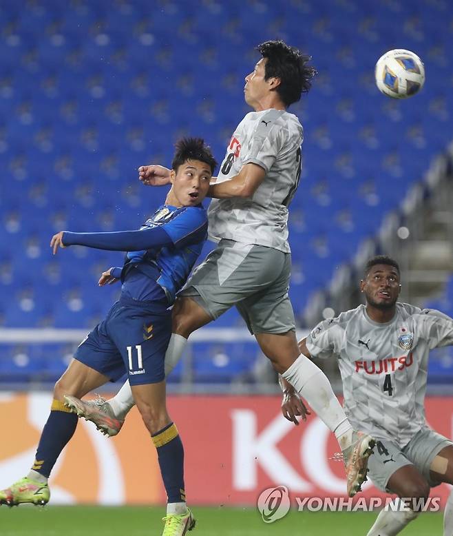 '공은 어디로' (울산=연합뉴스) 김용태 기자 = 14일 울산 문수축구경기장에서 열린 2021 아시아축구연맹(AFC) 챔피언스리그(ACL) 16강 울산 현대와 가와사키 프론탈레의 경기에서 울산 이동준이 가와사키 야마무라와 헤딩 싸움 도중 흐르는 공을 바라보고 있다. 2021.9.14 yongtae@yna.co.kr