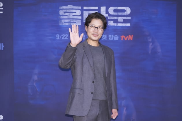 배우 유재명이 15일 오후 온라인 생중계된 tvN 새 수목드라마 '홈타운' 제작발표회에 참석했다. /사진제공=tvN