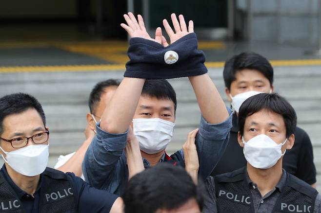 서울 도심에서 불법시위를 주도한 혐의로 구속된 양경수 전국민주노동조합총연맹(민주노총) 위원장이 지난 6일 오전 서울 종로경찰서에서 나와 검찰로 이송되던 중 기다리던 민주노총 조합원들을 향해 인사하고 있다. (사진=연합뉴스)