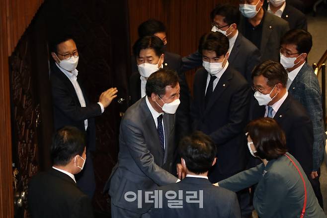 이낙연 더불어민주당 의원이 15일 서울 여의도 국회 본회의에서 상정된 사직안이 가결된 뒤 동료 의원들과 인사하고 있다. (사진= 노진환 기자)