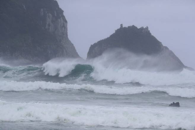 태풍 북상에 거세지는 파도 (사진=연합뉴스)