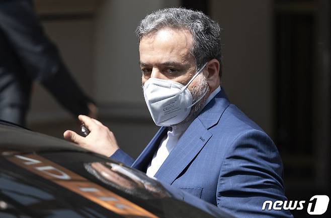압바스 아락치 이란 외무 차관이 20일(현지시간) 오스트리아 빈의 그랜드호텔에서 일시 중단된 핵 합의 당사국 회담장을 나서고 있다. © AFP=뉴스1 © News1 우동명 기자