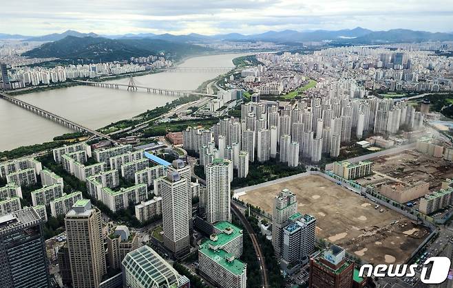 서울 한강변 아파트. 2020.7.29/뉴스1 © News1 허경 기자
