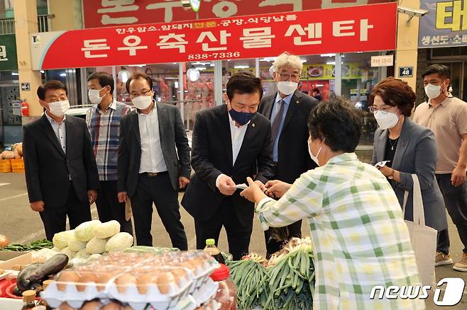 김병우 충북교육감이 15일 증평 장뜰시장을 찾아 전통시장 장보기 행사를 하고 있다.© 뉴스1