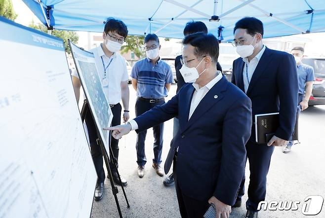 이차영 괴산군수가 메가폴리스산단 주민설명회에 앞서 현황을 살펴보고 있다.(괴산군 제공)© 뉴스1