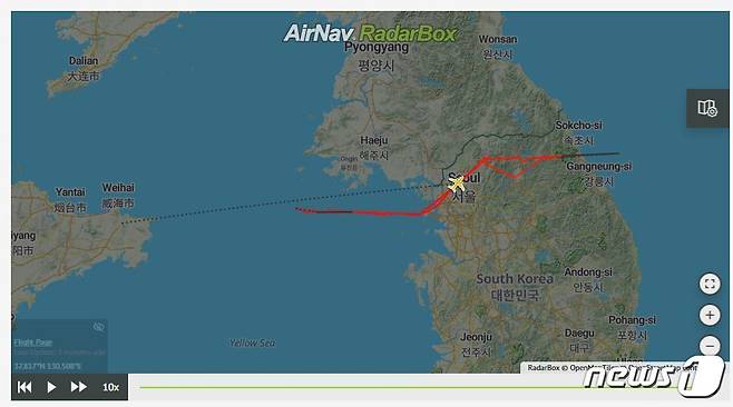 15일 오후 북한이 동해상으로 탄도미사일 2발을 발사하기에 앞서 미 공군이 운용하는 고고도 무인정찰기 RQ-4 '글로벌호크'가 한반도 상공에서 정찰임무를 수행했다. (레이더박스 캡처) © 뉴스1
