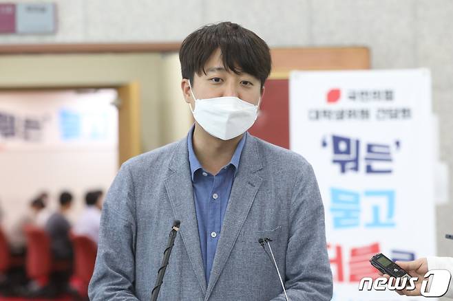 이준석 국민의힘 당대표가 15일 오후 충북대학교 개신문화관에서 대학생 위원들과 간담회에 앞서 취재진 질문에 답하고 있다. 2021.9.15/뉴스1 © News1 김용빈 기자