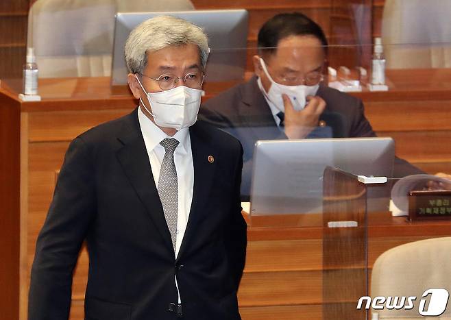 고승범 금융위원장이 15일 오후 서울 여의도 국회에서 열린 제 6차 본회의 경제 분야 대정부 질문에서 발언대로 향하고 있다. 오른쪽은 홍남기 부총리 겸 기획재정부 장관. 2021.9.15/뉴스1 © News1 이동해 기자