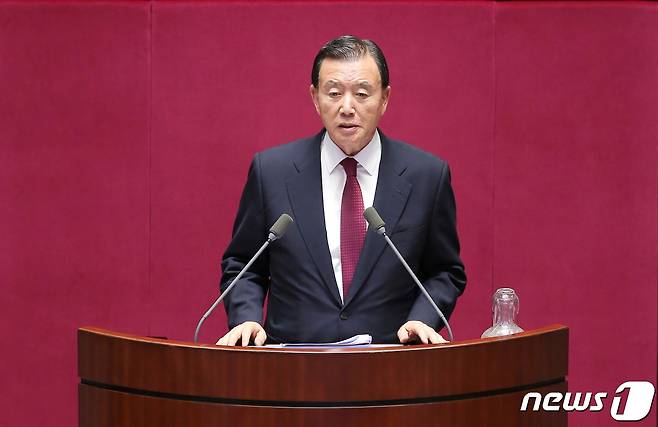 국민의힘 홍문표 국회의원(충남 홍성·예산)이 15일 국회 경제분야 대정부 질문자로 나서 김부겸 국무총리를 상대로 질의하고 있다.(홍문표 의원실 제공).© 뉴스1