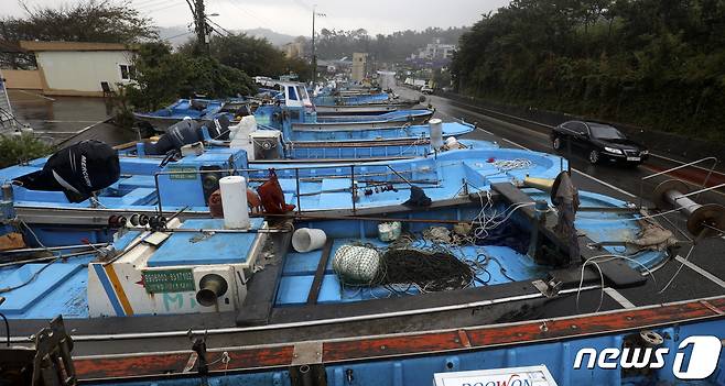 제14호 태풍 '찬투(CHANTHU)'가 북상 중인 14일 울산 울주군 나사항에 정박해 있던 어선들이 주변 도로에 피항해 있다. 2021.9.14/뉴스1 © News1 윤일지 기자