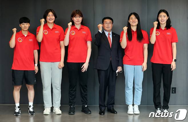 페퍼저축은행 여자배구단 지민경(오른쪽부터), 이한비, 김형실 감독, 최민지, 최가은, 이현이 20일 오전 경기도 용인시 드림파크에서 열린 첫 소집훈련에 참석해 기념촬영을 하고 있다.  2021.5.20/뉴스1 © News1 박세연 기자