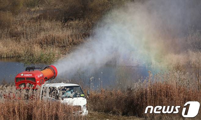 조류 인플루엔자(AI) 확산 방지를 위해 방역차를 이용해 방역을 하고 있다. /뉴스1 © News1