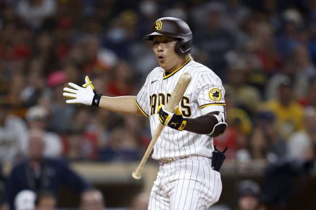 지난 8일 LA 에인절스전에서 스리 스트라이크으로 아웃된 샌디에이고 파드리스 김하성이 스트라이크존에 불만을 드러내는 제스처를 취하고 있다. 샌디에이고|AFP연합뉴스