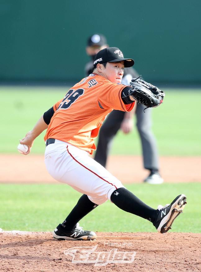 한화 김기탁이 지난 12일 대전한화생명이글스파크에서 열린 삼성 전에서 역투하고 있다.  제공|한화