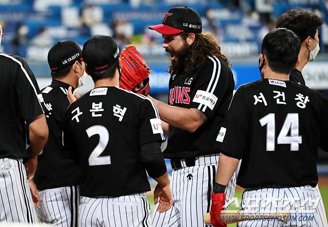 2021 KBO 리그 LG 트윈스와 삼성 라이온즈의 경기가 15일 대구 삼성라이온즈파크에서 열렸다. 6회말 수비를 마친 LG 켈리가 덕아웃으로 향하고 있다. 대구=허상욱 기자 wook@sportschosun.com/2021.09.15/