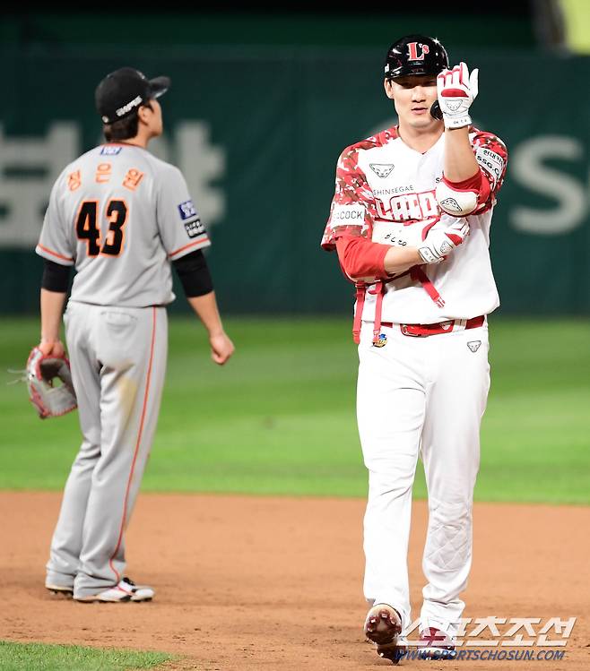 15일 인천 SSG랜더스필드에서 SSG와 한화의 경기가 열렸다. SSG 오태곤이 8회말 2사 만루에서 2타점 2루타를 날리고 있다. 인천=송정헌 기자 songs@sportschosun.com/2021.09.15/