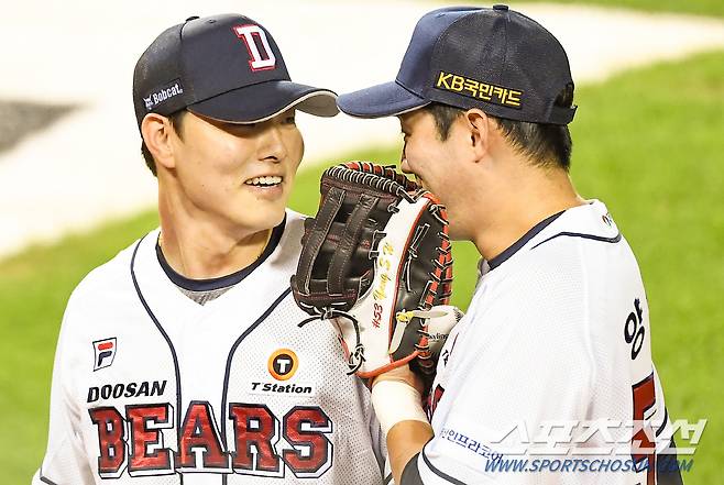 2021 KBO리그 두산 베어스와 KT 위즈의 경기가 15일 잠실구장에서 열렸다. 6회초 무사 1루 KT 배정대의 도루 때 두산 포수 최용제가 2루를 향해 송구를 했다. 그 과정에서 송구에 목을 맞은 선발 최원준. 마운드에 쓰러졌던 최원준은 다시 일어나 이닝을 끝까지 책임졌다. 잠실=박재만 기자 pjm@sportschosun.com/2021.09.15/