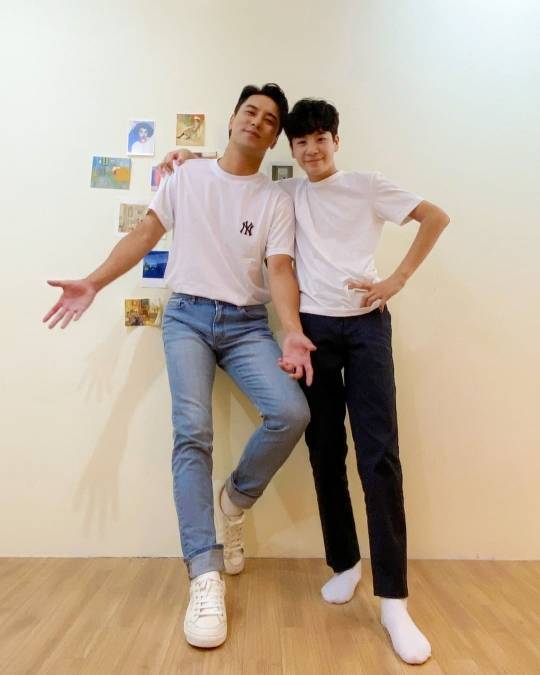 Singer Jang Min-Ho and Jung Dong-won presented a warm Chemistry.On the 15th, New Erra Project Mr Trot Instagram account said, The fourth Mr.A single photo came up with the article Trot Special Relation Partners.The photo shows Jang Min-Ho and Jung Dong-won, who boasted a warm visual with a Shoulder to Shoulder.Jang Min-Ho and Jung Dong-won, dressed in white T-shirts and pants, produced a friendly atmosphere with a Shoulder to Shoulder.TV Chosun Mr Trot Since the appearance of the uncle and nephew Chemistry, the two people who have been loved by the fans have attracted particular attention.Meanwhile, Jang Min-Ho and Jung Dong-won will appear on the live show Mr. Trot Special - Link at Naver Now at 8 pm on the day.