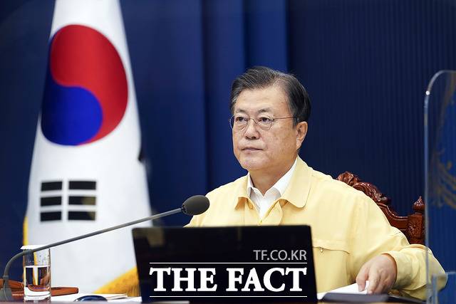 북한이 15일 동해상으로 미상 탄도미사일 2발을 발사한 가운데 문재인 대통령은 서훈 국가안보실장으로부터 관련 내용을 즉시 보고 받은 것으로 알려졌다. 문 대통령이 지난 14일 국무회의를 주재하는 모습. /청와대 제공