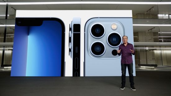그렉 조스위악 애플 마케팅 담당 수석 부사장이 아이폰13 프로 모델을 소개하고 있다. [이미지출처=로이터연합뉴스]