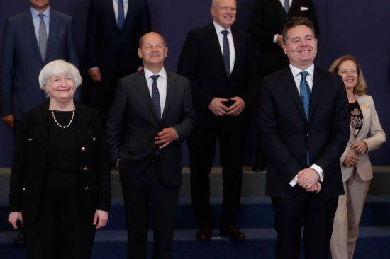 재닛 옐런 미국 재무장관과 유로존 재무장관들. [이미지출처=연합뉴스]