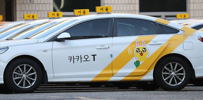 지난 14일 대부분 카카로택시로 등록돼 있는 서울의 한 법인택시 회사 주차장에 운행 나갈 카카오택시들이 주차돼 있다. /연합뉴스