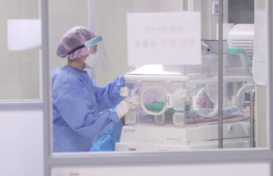 정부의 '다자녀 가구' 기준이 현행 3자녀에서 2자녀 이상으로 완화된다. 사진은 간호사가 신생아를 인큐베이터를 이용해 옮기고 있는 모습. 연합뉴스