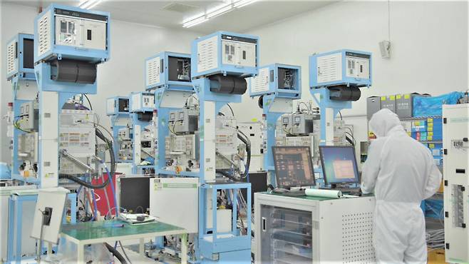 삼성전자 협력회사인 반도체 장비 기업 원익IPS 직원들이 반도체 생산설비를 점검하고 있다.