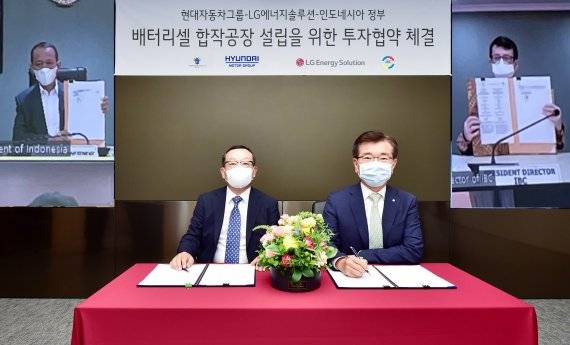 [서울=뉴시스]현대모비스 조성환 사장(앞줄 왼쪽)과 LG에너지솔루션 김종현 사장(앞줄 오른쪽), 인도네시아 투자부 바흐릴 라하달리아 장관(뒷줄 왼쪽 화면), 인도네시아 국영 배터리 코퍼레이션(IBC) 토토 누그로호 CEO가 온오프라인으로 협약식에 참석해 기념촬영을 하고 있다.(사진=현대차 제공) *재판매 및 DB 금지 /사진=뉴시스