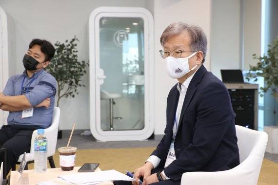 15일 서울 구로구에 위치한 글로벌창업사관학교에서 열린 도전! 케이(K)-스타트업 청년리그에 참석한 권칠승 중소벤처기업부 장관이 청년 스타트업 대표들의 청년정책 건의사항을 듣고 있다. 중소벤처기업부 제공