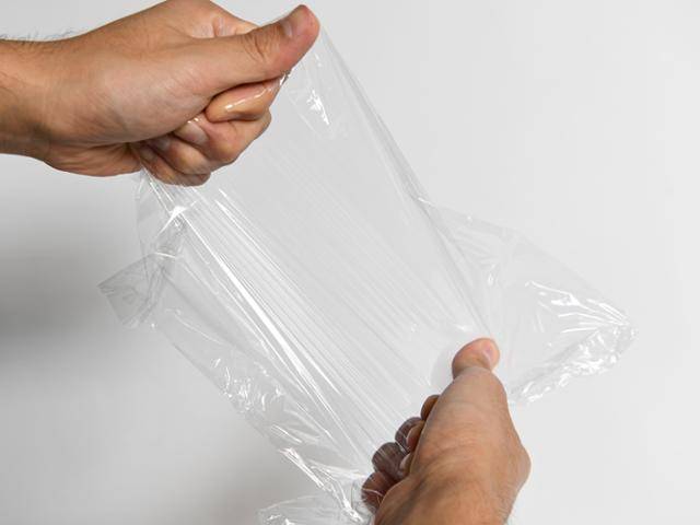 일반 가정용, 폴리에틸렌(PE)랩이다. 플라스틱 재질이라 적게 쓰는 게 좋지만, 그나마 업소용 폴리염화비닐(PVC)랩에 비견할 바가 아니다. PVC랩은 잘 늘어나고 잘 붙어서 포장이 쉽지만 발암물질을 원료로 사용하고 소각하면 염화수소가스가 나온다. 한지은 인턴기자