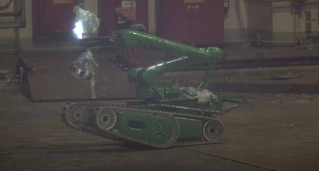 일본 원자력안전위원회가 후쿠시마 제1원전 2호기 원자로 격납용기 덮개 윗부분의 방사선량을 로봇을 조종해 측정했다. 덮개에 4cm 깊이 구멍을 뚫고 측정한 결과 시간당 1.2시버트의 높은 방사선량이 확인됐다. 덮개 안쪽에는 이에 따라 시간당 수십 시버트의 초고농도 방사선량을 내뿜는 오염원이 있는 것으로 추정된다. 시간당 10시버트는 옆에 사람이 1시간 정도 있으면 사망하는 정도의 수치다. 원자력안전위원회 유튜브 영상 캡처