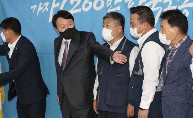 윤석열(왼쪽 두 번째) 전 검찰총장이 15일 오후 한국노동조합총연맹을 방문해 김동명 위원장 등 한노총 지도부와 간담회를 한 후 기념촬영을 하고 있다. 오대근기자