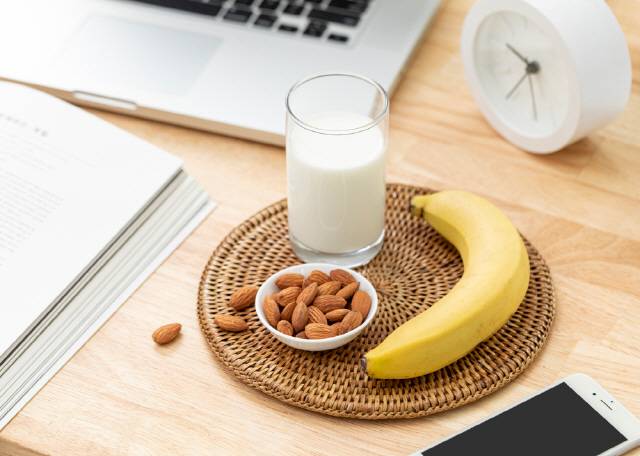 간식을 적당량만 먹으려면 작은 접시에 담아 먹는 게 좋다./사진=클립아트코리아