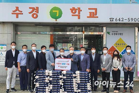 국민의힘 대구시당 당직자들이 15일 대구 달성군 소재 수경기억학교에 물품을 전달한 후 기념촬영을 하고 있다. [사진=국민의힘 대구시당]