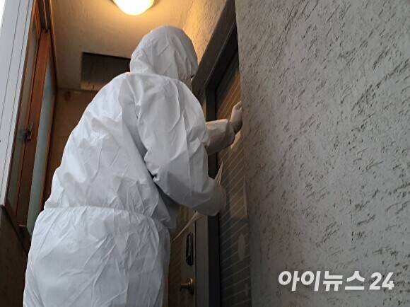경산시 방역담당자가 자가격리주택을 불시 점검하고 있다. [사진=경산시]