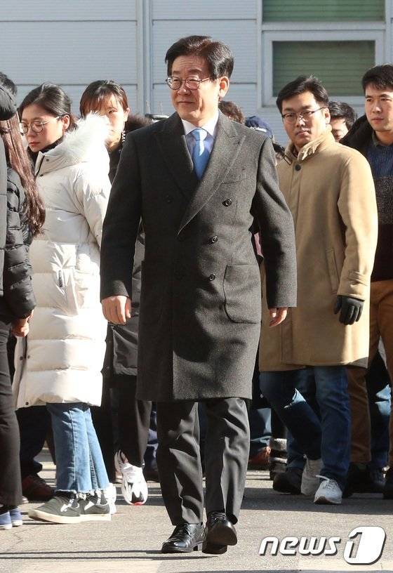 2019년 1월 17일 공직선거법 위반 등 혐의로 기소된 이재명 경기지사가 경기도 성남시 수정구 수원지방법원 성남지원에서 열린 세번째 공판에 출석하고 있다. 이 지사는 대장동 허위 선거 공보물 사건 등 직권남용과 공직선거법 위반 혐의로 당시 불구속 기소상태였다. 뉴스1