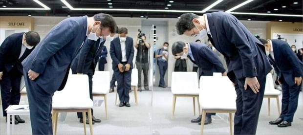 < 서로 감사 인사하는 金총리와  李부회장 > 김부겸 국무총리(왼쪽)가 14일 서울 역삼동 ‘삼성 청년 소프트웨어 아카데미(SSAFY)’ 교육장에서 청년 일자리 창출에 앞장선 이재용 삼성전자 부회장에게 허리 숙여 인사하고 있다. 삼성은 이날 향후 3년간 매년 1만 명씩 3만 명을 추가로 고용하는 등 청년 일자리 7만 개를 창출하겠다고 밝혔다.   신경훈 기자