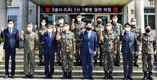 한국항공우주산업과 공군 제3훈련비행단이 15일 ‘1사1병영 운동' 결연을 했다. /공군 제3훈련비행단 제공