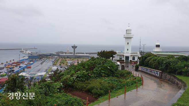 13일 비가 내리는 날씨 속에서 내려다 본 산지등대. 제주시 제주항 인근 사라봉 중턱에 위치한 산지등대와 일대에서는 제주항과 구도심, 제주바다가 한눈에 들어온다. 박미라 기자