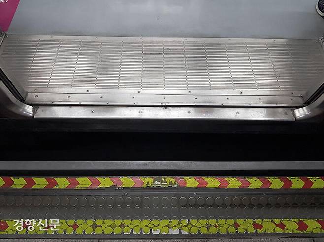 4호선 성신여대입구역 상선 3-3 승강장의 실제 승강장과 열차와의 간격 모습.