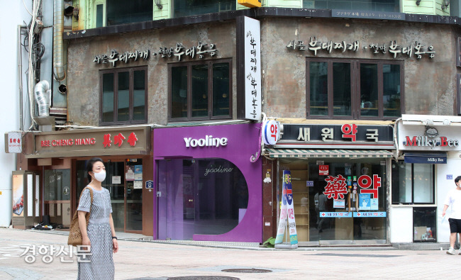서울 중구 명동의 상가들이 쇼핑 대목인 휴일에도 문을 닫은 모습. |권도현 기자