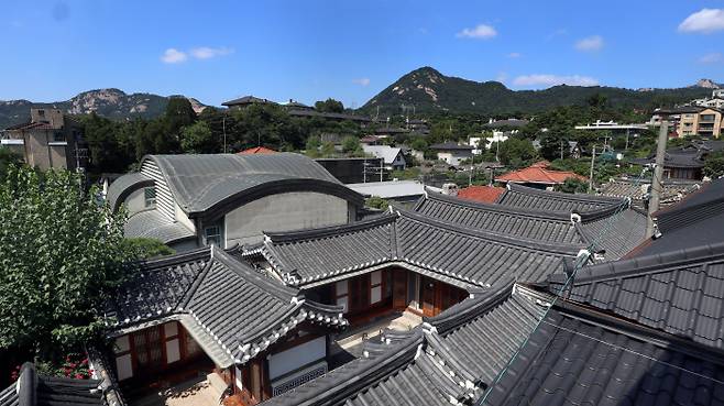 서울 북촌로 12길 ‘가회동 2층 전망대’ 창가에서 바라본 북촌한옥마을.