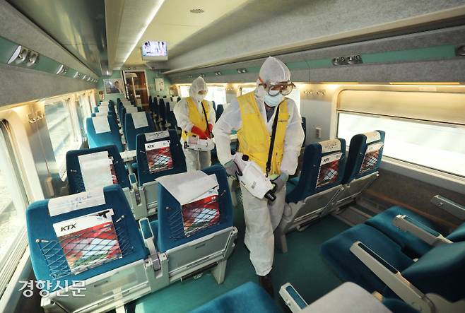 귀성객 안전 위한 KTX 객실 방역 추석연휴를 앞두고 수도권을 중심으로 코로나19 확진자가 증가해 일일 신규 확진자가 다시 2000명대를 기록한 15일 코레일 방역 관계자들이 서울역에 도착한 KTX 객실을 소독하고 있다. 강윤중 기자