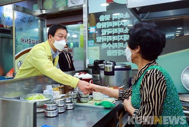 류태호 강원 태백시장이 15일 황지자유시장을 방문하고 있다.(사진=태백시청 제공)